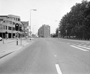 881266 Gezicht in de St. Jacobsstraat te Utrecht, ter hoogte van de kruising met de Waterstraat en het Jacobskerkhof ...